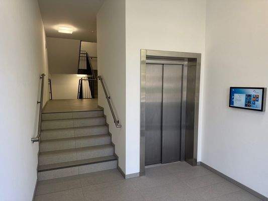 Treppenhaus mit Aufzug
