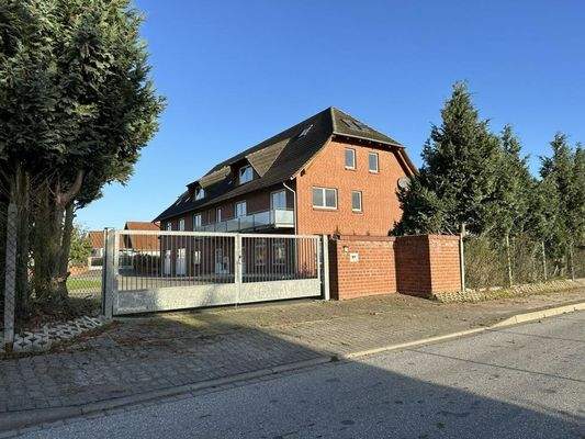 Anliegerstraße mit Zufahrt Ostseite