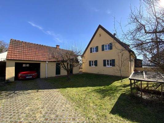 Garage mit Hofeinfahrt