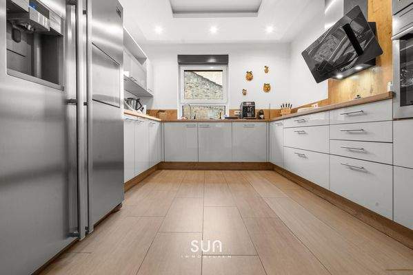 MODERNE EINBAUKÜCHE