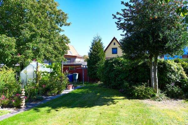 Blick vom Garten zum Haus 