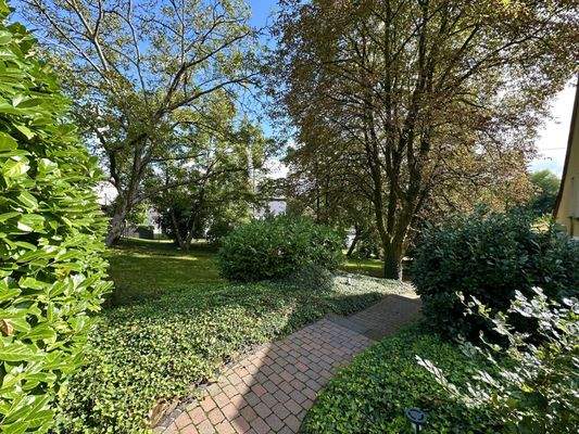 Parkähnliche Gartenanlage mit gepflegtem Natursteinweg 