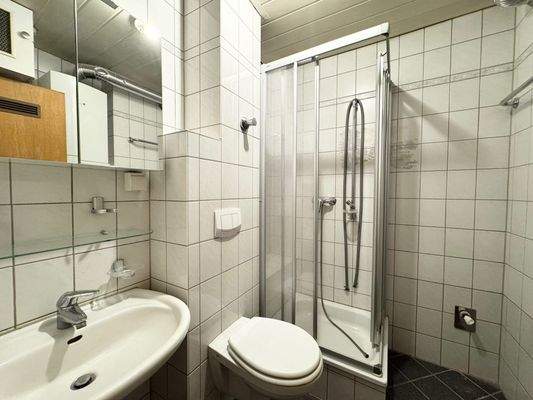 Badezimmer mit Dusche