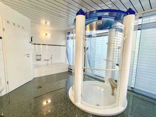 ...freistehender Dusche und Wanne