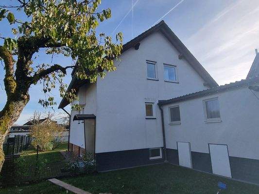 Westansicht mit Nebengebäude