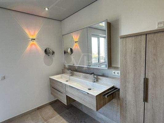 Geräumiges Badezimmer mit Ambientebeleuchtung