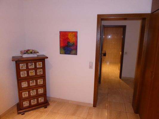 Flur mit Durchgang zum Schlafbereich/Bad.JPG