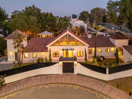 Luxury Villa with Garden and Modern Designs in Marbella Málaga