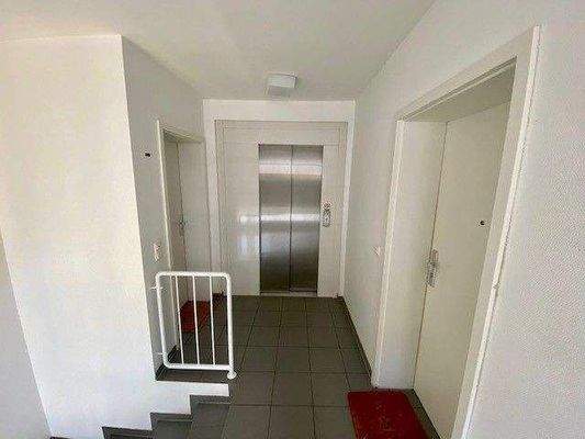 Treppenhaus mit Personenaufzug