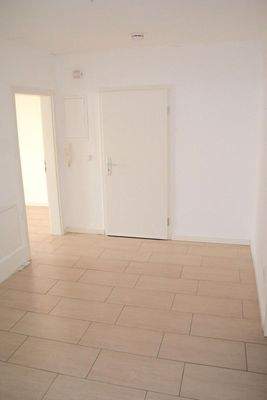 Flur mit Sicht auf Eingangstür