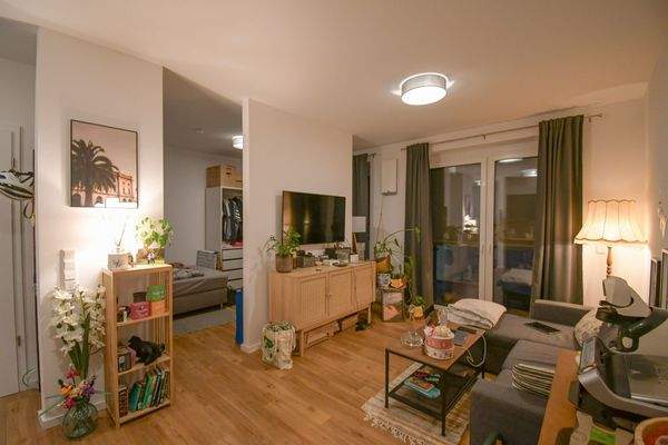 Helles Wohnzimmer mit Sofa