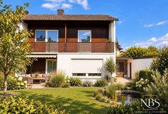 Gartenansicht mit Hausfassade