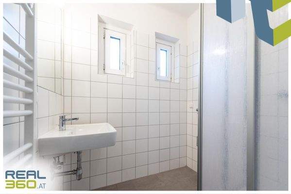 Bad mit Dusche und Handtuchheizkörper