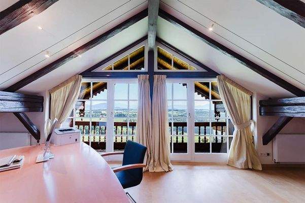 Das Arbeitszimmer im Dachgeschoss bietet Weitblick und inspirierende Ruhe