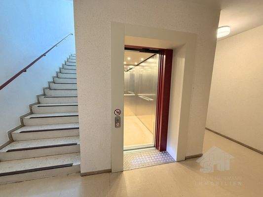 Treppenhaus mit Fahrstuhl