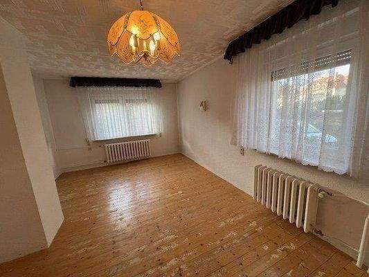 Wohnzimmer mit großen Fenstern