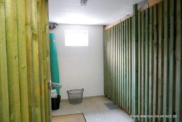 Kellerabteil mit Fenster + Strom