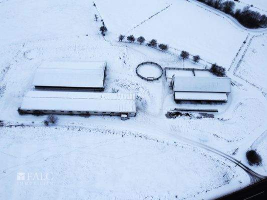 Ambiente seitlich mit Einfahrt von der Straße
