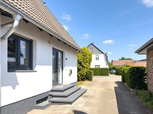 Auffahrt und Hauseingang