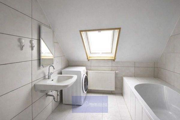 Helles Badezimmer im Dachboden