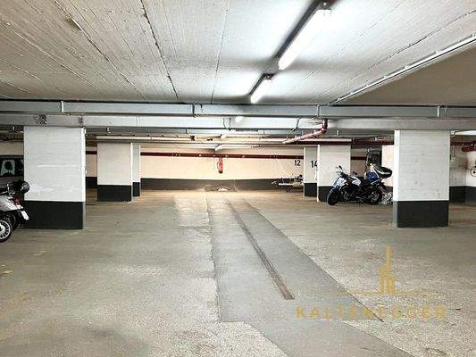 Tiefgarage im Haus - mit dem Lift zur Wohnung