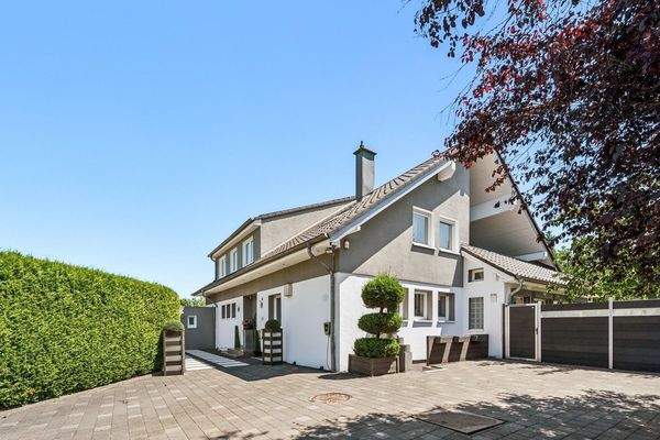 Stilvolle Fassadengestaltung - Mehrere Stellplätze