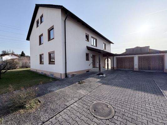 Einfahrt und Doppelgarage