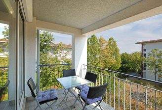 Sonniger Südbalkon mit Blick ins Grüne