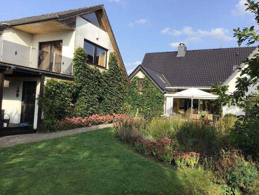 Neben-  und Hauptgebäude