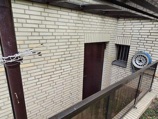 Außen weiterer Zugang zur Souterrainwohnung.jpg