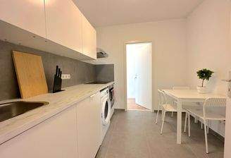 Moderne Küche mit Essbereich