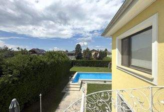 Blick von der OG-Terrasse in den Garten zum Pool