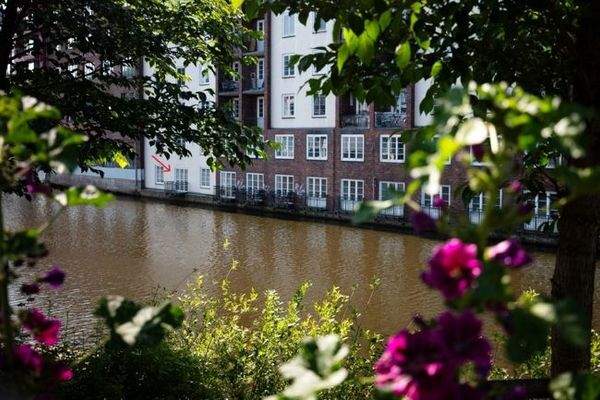 Nahaufnahme Balkon am Wasser (Pfeil)