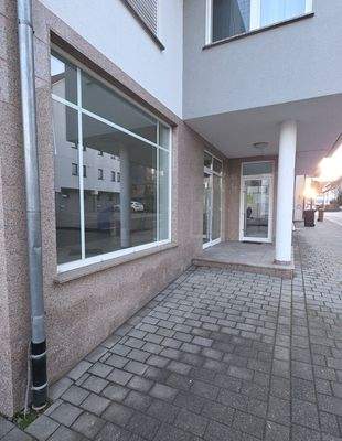 großzügige Schaufenster