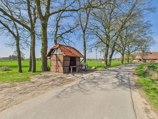 Bushaltestelle vor der Tür