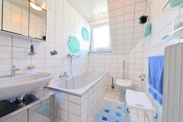 Bad mit Badewanne im OG