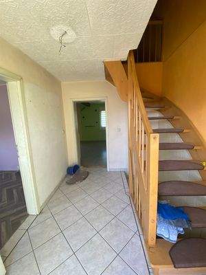 Flur EG mit Treppenaufgang OG