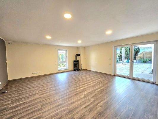 Großes Wohnzimmer UG mit Kamin