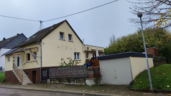 Vorne mit Garage