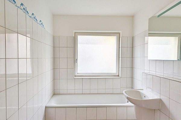 Badezimmer Möbel mit KI entfernt