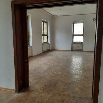 Leeres Zimmer mit Fenstern