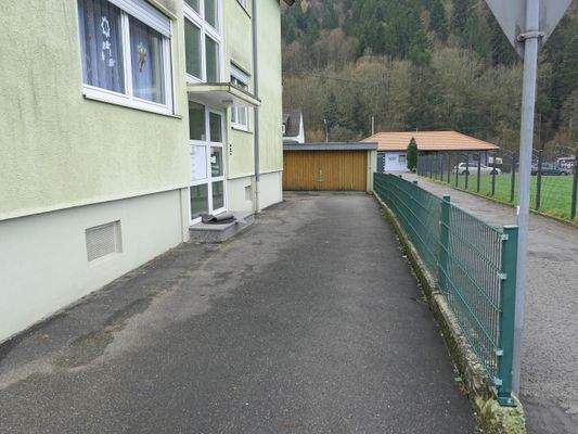 Zugang zum Haus und zur Doppelgarage