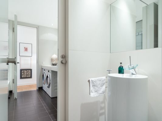 Gäste-WC mit Blick zum Bad EG