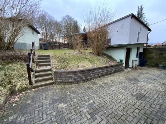 Hofbereich mit Werkstatt und Garage