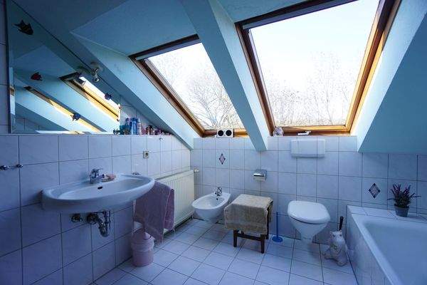 Geräumiges Bad mit Dusche und Wanne