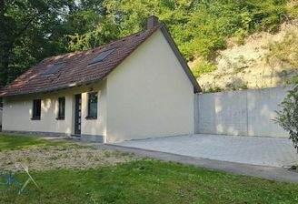 Nebengebäude mit Stellplätze