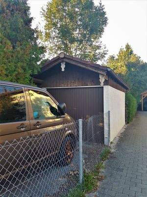2 te Garage rechts vom Haus