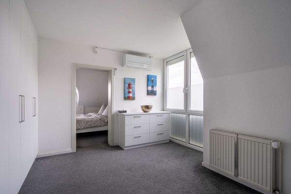 Ankleidezimmer mit Blick zum Schlafzimmer