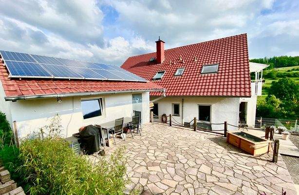 Rückansicht Haus und Doppelgarage