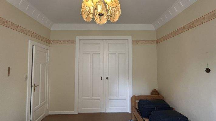 Schöne Doppeltür im Erdgeschos